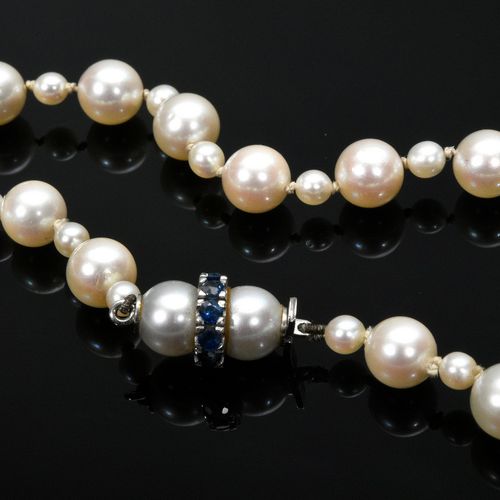 Null 
长形养殖珍珠项链，交替排列，白金750蓝宝石扣，70克，长139厘米，直径3.4/7.4毫米，有裂纹