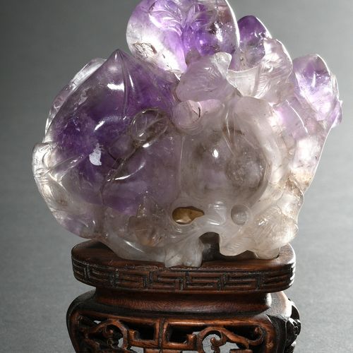 Null 
紫水晶雕花 "九桃"，中国清代，配以后来的紫檀木支架，高8/11.6厘米