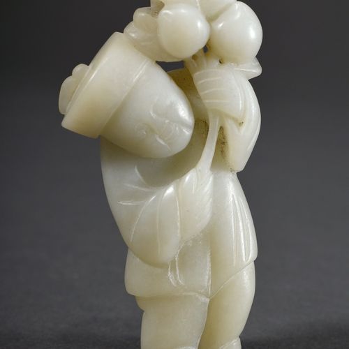Null 
Feine Seladon Jade Figur "Junge mit Pfirsichen", China wohl Qing Dynastie,&hellip;