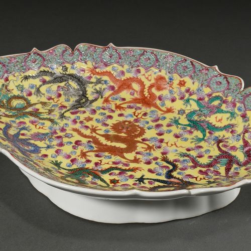 Null 
Large oval Famille Rose porcelain bowl "Nine 5-clawed dragons" on a yellow&hellip;