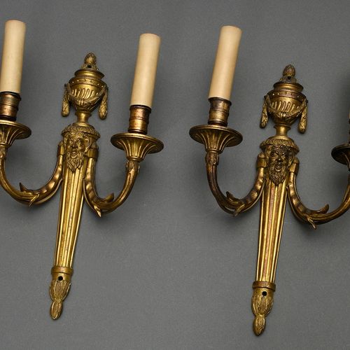 Null 
Paire de bras muraux en bronze fin doré au feu de style Louis XVI avec mas&hellip;