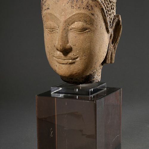 Null 
Ayutthaya Sandstein Buddha Kopf mit Resten von farbiger Bemalung, Thailand&hellip;