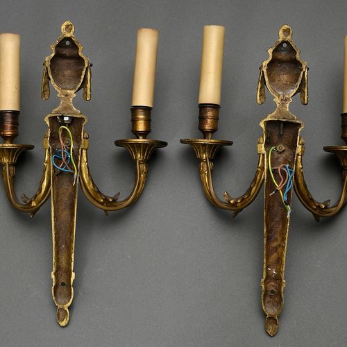 Null 
Paire de bras muraux en bronze fin doré au feu de style Louis XVI avec mas&hellip;