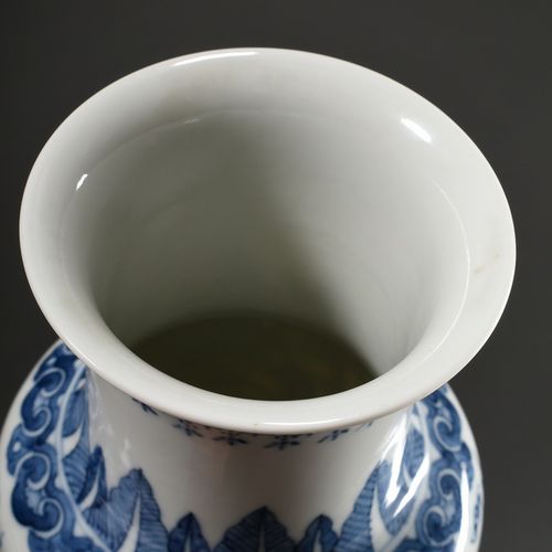 Null 
罗勒花瓶，蓝画 "五爪龙凤戏珠"，乾隆六字篆书款，高34.8厘米