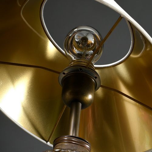 Null 
Lampe de table de l'époque de la fondation avec un corps ovoide en albâtre&hellip;