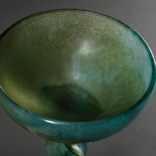 Null 
绿色pâte de verre玻璃高脚杯碗，底部标志。"Daum France"，20世纪，高18厘米，最小的擦伤。