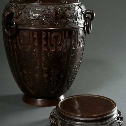 Null 
Elegante Bronze Vase mit Ringhenkeln im archaischen Stil mit umlaufendem T&hellip;