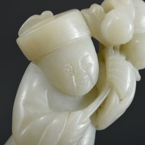 Null 
精美的青瓷玉像 "桃子男孩"，中国可能是清朝，背面有胶粘标签 "Sammlung Köpping Berlin"，高8厘米。