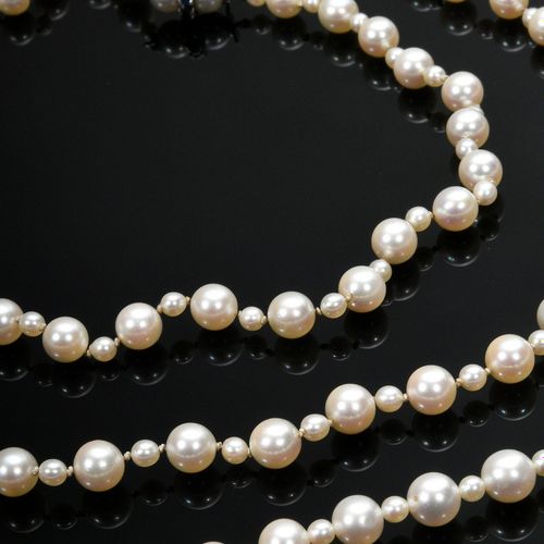 Null 
长形养殖珍珠项链，交替排列，白金750蓝宝石扣，70克，长139厘米，直径3.4/7.4毫米，有裂纹