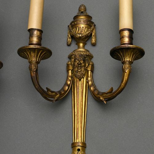 Null 
一对路易十六风格的精细火鎏金青铜墙臂，有雕塑般的马斯卡龙和花冠，约1900年，高38.5厘米，带电和穿孔。