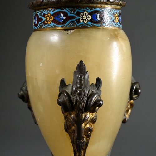 Null 
Gründerzeit Tischlampe mit ovoidem Alabaster Korpus in dreifüßigem Bronze &hellip;