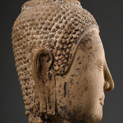 Null 
Ayutthaya Sandstein Buddha Kopf mit Resten von farbiger Bemalung, Thailand&hellip;