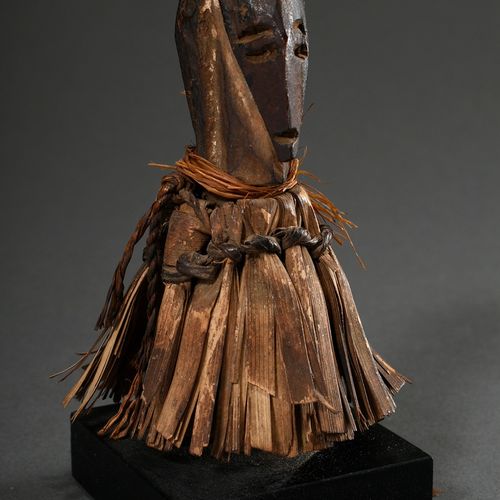 Null 
4 Vari pezzi di arte tribale africana: piccolo feticcio Bembe con testa di&hellip;