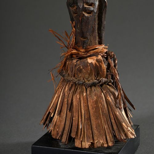 Null 
4 各种非洲部落艺术品：小的Janus头Bembe拜物（木头/贝斯特，高10.5/12.4厘米）和3个不同的青铜马尼拉（直径9/6.6x6/6.6x&hellip;