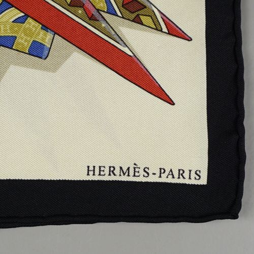 Null Silk scarf, Hermès, "Métamorphoses d`un carré".

 Ca. 40x40cm
