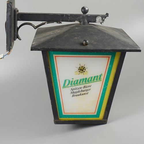 Null Lampada da esterno con pubblicità della birra "Diamant", intorno al 1970.

&hellip;