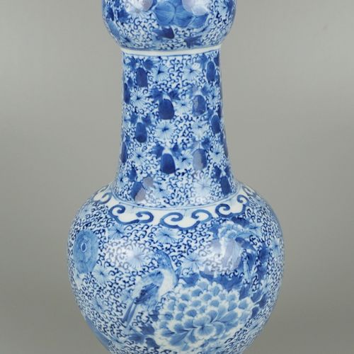Null 花瓶，青花瓷，可能是清朝的，中国。

 底部有环形标记，高30厘米