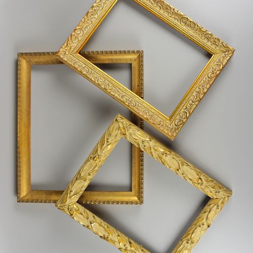 Null 3个画框，部分为金色灰泥，20世纪。

 1*金粉饰与月桂树叶浮雕，总高24,2x30厘米，用于绘画高约24,5x19厘米；1个花卉金粉饰浮雕，总高3&hellip;