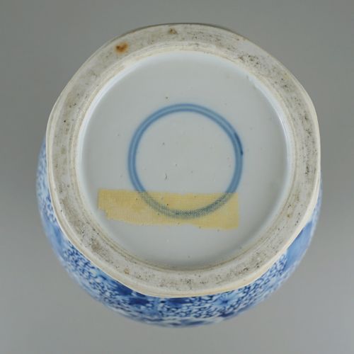 Null 花瓶，青花瓷，可能是清朝的，中国。

 底部有环形标记，高30厘米