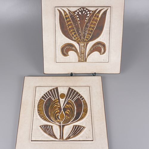 Null 2个花卉墙板，Ceramano艺术陶器，1960年代。

 陶器，手工制作，单字 "REA"，米色釉面，有风格化的花朵，金色轮廓，高29x29厘米，装&hellip;
