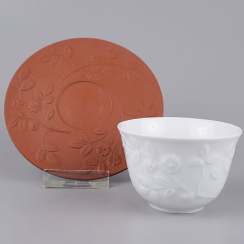 Null 瓷杯与Böttger器皿，迈森，1934年后。

 第一选择，花卉浮雕装饰，长10.8厘米，杯高4.5厘米