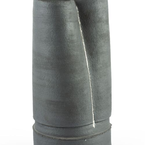 Null 
丹-凯利 (b.1953)



容器




炻器，器身有压痕，黑色釉面上有白色垂直条纹




印有陶工的印章




高29.5厘米。
