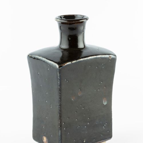 Null 
威廉-马歇尔（1923-2007


瓶形花瓶



天目



两枚压印的陶匠印章



21.5厘米高。


状态报告。
状况良好，无损坏或修复&hellip;