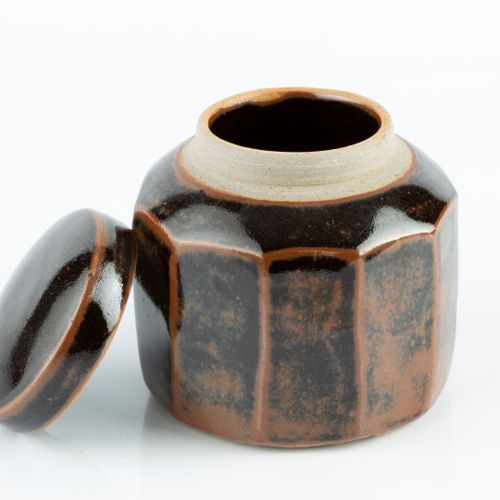 Null 
大卫-利奇 (1911-2005)


壶和盖



天目，切边



印有陶工的印章



高9.5厘米。



 



出处。


Daphn&hellip;