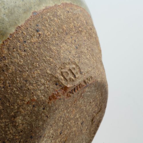 Null 
理查德-贝特汉姆(1936-2021)


微型花瓶



绿灰釉，有压痕



印有陶工的印章



高9厘米。



 



出处。


Da&hellip;
