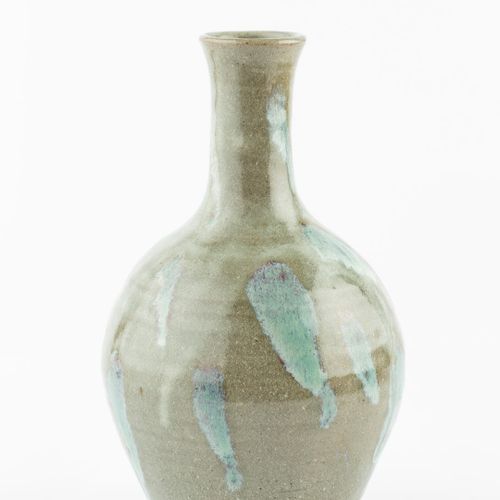 Null 
一野重吉(1942-2011)在利奇陶器公司


瓶形花瓶，约1969年



绿灰釉与浇注的努卡
釉

印有
陶工和陶器的印章



高27厘米。&hellip;
