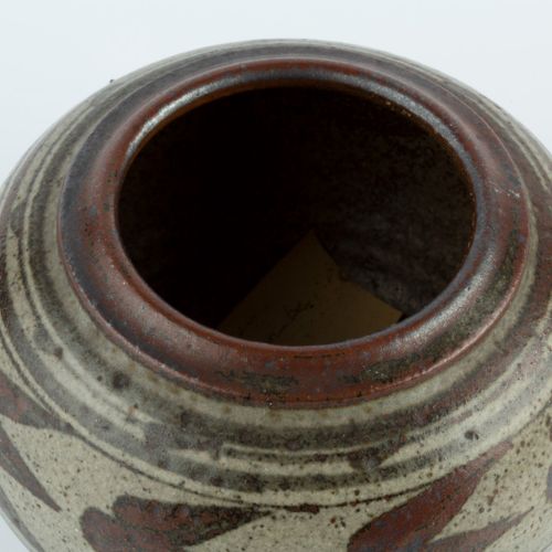 Null 
海伦-平科姆(1908-2004)


球状壶



在燕麦色的釉面上装饰有鸟带



印有陶工的印章



高10.5厘米。



 



出处&hellip;