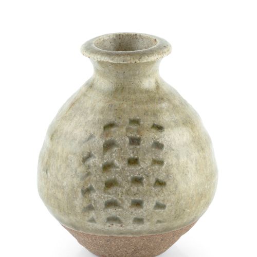 Null 
理查德-贝特汉姆(1936-2021)


微型花瓶



绿灰釉，有压痕



印有陶工的印章



高9厘米。



 



出处。


Da&hellip;