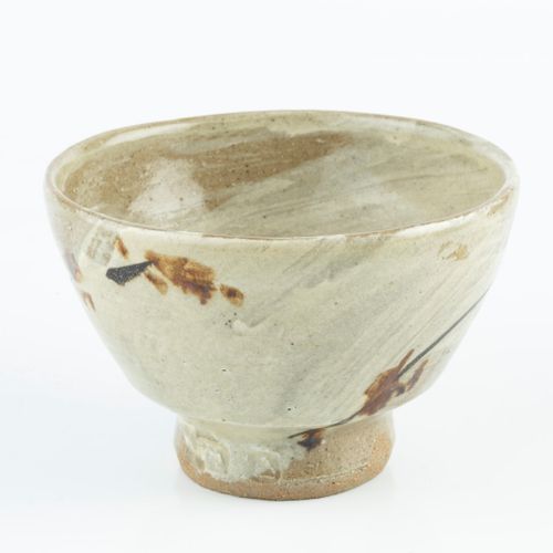 Null 
吉姆-马龙 (b.1946)


有脚碗



有画笔装饰



印有陶工的印章



高9厘米，直径13.5厘米。
