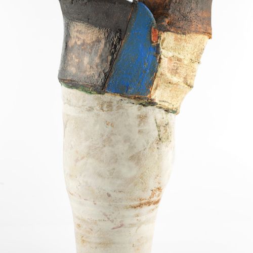 Null 
罗宾-韦尔奇（1936-2019


容器



炻器，器身涂有质感的白釉，边缘有一圈深色的釉，有一圈垂直的蓝色块。



压印的陶工印章



高&hellip;