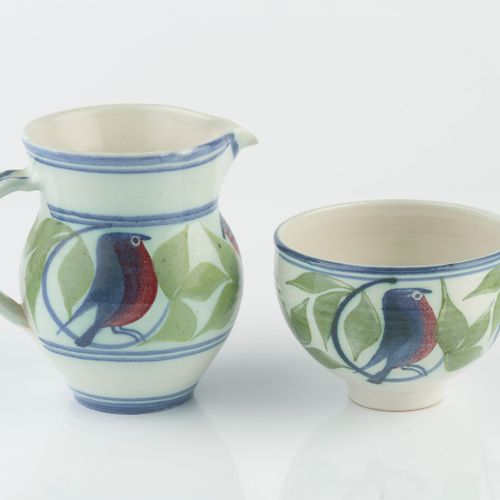 Null 
Laurence McGowan (b.1942) 


小碗和小壶



绘有鸟和叶子图案



绘有陶艺家的字样



壶高14厘米（2）。

&hellip;
