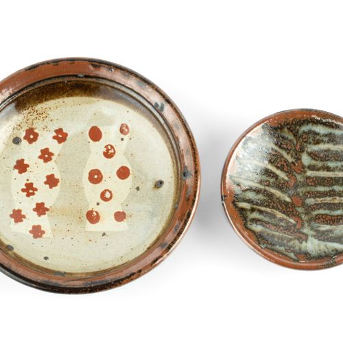 Null 
约翰-马尔比 (1936-2020)


小盘子



饰有两个带红点的形状，在一个天目边框内



印有陶工的印章



直径16厘米；连同一个约&hellip;