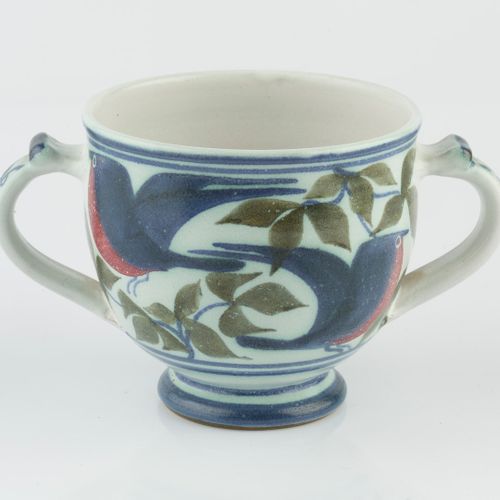 Null 
劳伦斯-麦高恩 (b.1942)


双柄碗



涂有花鸟图案



绘有陶艺家的字样



10厘米高。