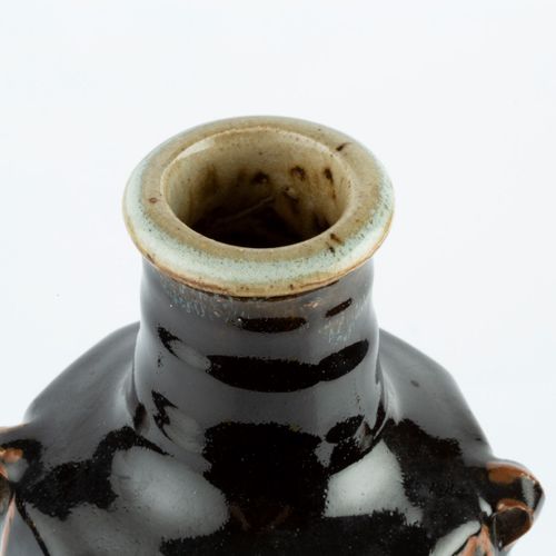 Null 
菲尔-罗杰斯（1951-2020年


大瓶
花瓶


天目，切边，肩部有环形把手，边缘有绿色灰釉


印有
陶匠的印章



高33厘米。


状&hellip;