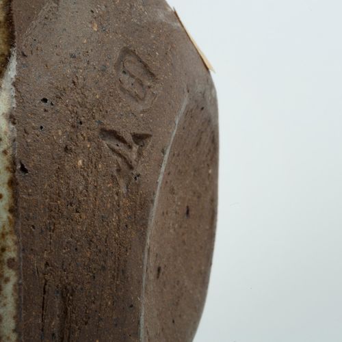 Null 
珍妮特-利奇（1918-1997）在利奇陶器公司


瓶形花瓶



斑驳的燕麦色釉面，有交叉线的细节



印有陶工和陶器的印章



高11.5&hellip;