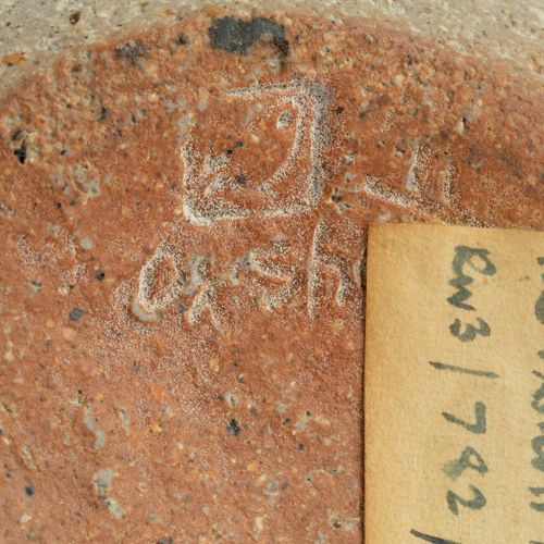 Null 
罗斯玛丽-冉（1922-2013）在奥克斯肖特陶器公司


鸟



印有陶工和陶器的印章，以及原纸标签



高14.5厘米。


 
 
 

&hellip;