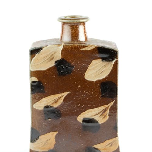 Null 
菲尔-罗杰斯 (1951-2020)


长方形瓶子
花瓶


盐釉，有奶油和黑色亮点


印有
陶匠的印章



高25.5厘米。


状况报告。&hellip;