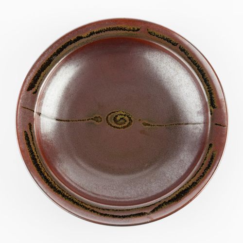 Null 
雷-芬奇（1914-2012）在温奇科姆陶器公司


盘子



铁色釉面，有刷子的波纹效果



压印的陶工印章



直径31.5厘米。



&hellip;