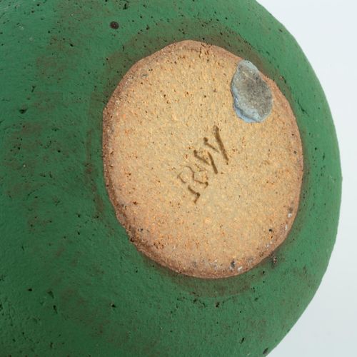 Null 
Robin Welch (1936-2019)


Vessel



stoneware, squeezed form with a green &hellip;