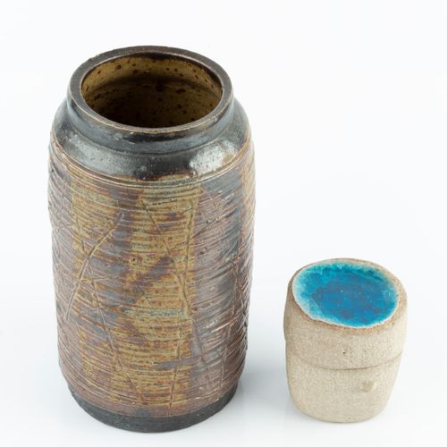 Null 
Denise Wren (1891-1979)在Oxshott陶瓷厂


花瓶


有棱角的
深色釉面垂直条纹



签名



高19厘米；以及一&hellip;