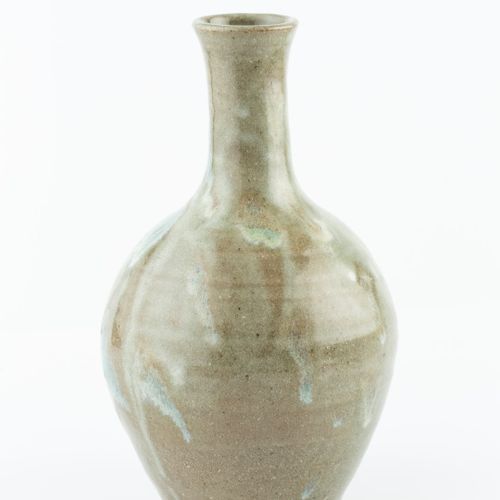 Null 
一野重吉(1942-2011)在利奇陶器公司


瓶形花瓶，约1969年



绿灰釉与浇注的努卡
釉

印有
陶工和陶器的印章



高27厘米。&hellip;