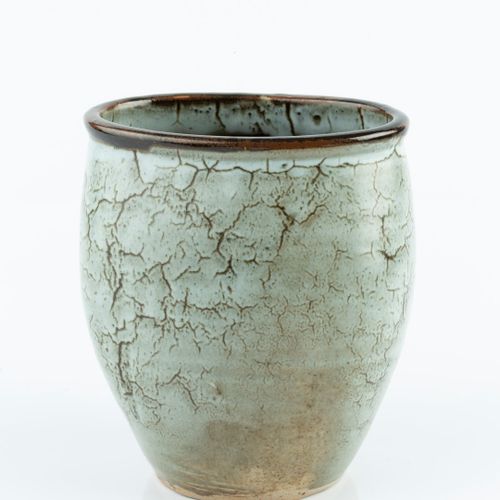 Null 
David Leach (1911-2005)


Vase



squeezed form, with a dolomite glaze and&hellip;