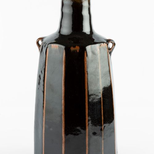 Null 
菲尔-罗杰斯（1951-2020年


大瓶
花瓶


天目，切边，肩部有环形把手，边缘有绿色灰釉


印有
陶匠的印章



高33厘米。


状&hellip;