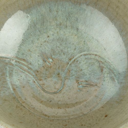 Null 
William Plumptre (b.1959)


碗



灰釉，边缘有刻画的图案，井盖上有



签名



直径20厘米。



 


&hellip;