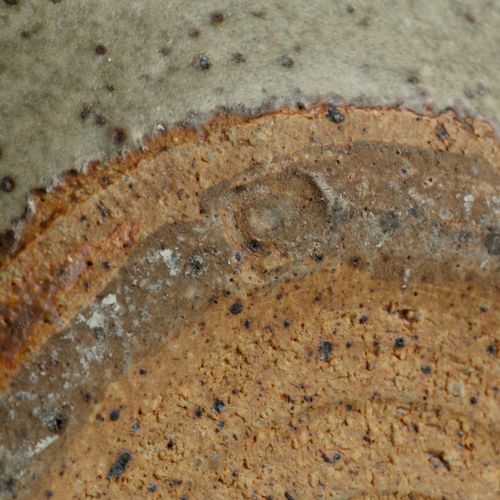 Null 
海伦-平科姆(1908-2004)


球状壶



在燕麦色的釉面上装饰有鸟带



印有陶工的印章



高10.5厘米。



 



出处&hellip;