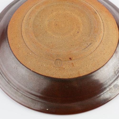 Null 
雷-芬奇（1914-2012）在温奇科姆陶器公司


盘子



铁色釉面，有刷子的波纹效果



压印的陶工印章



直径31.5厘米。



&hellip;